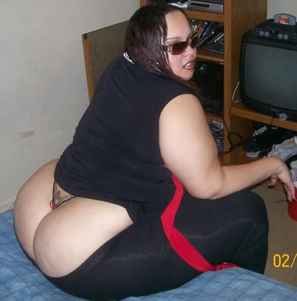 brune ronde forte sexy assise sur le lit cambrure gros cul amateur string ficelle fessier 73